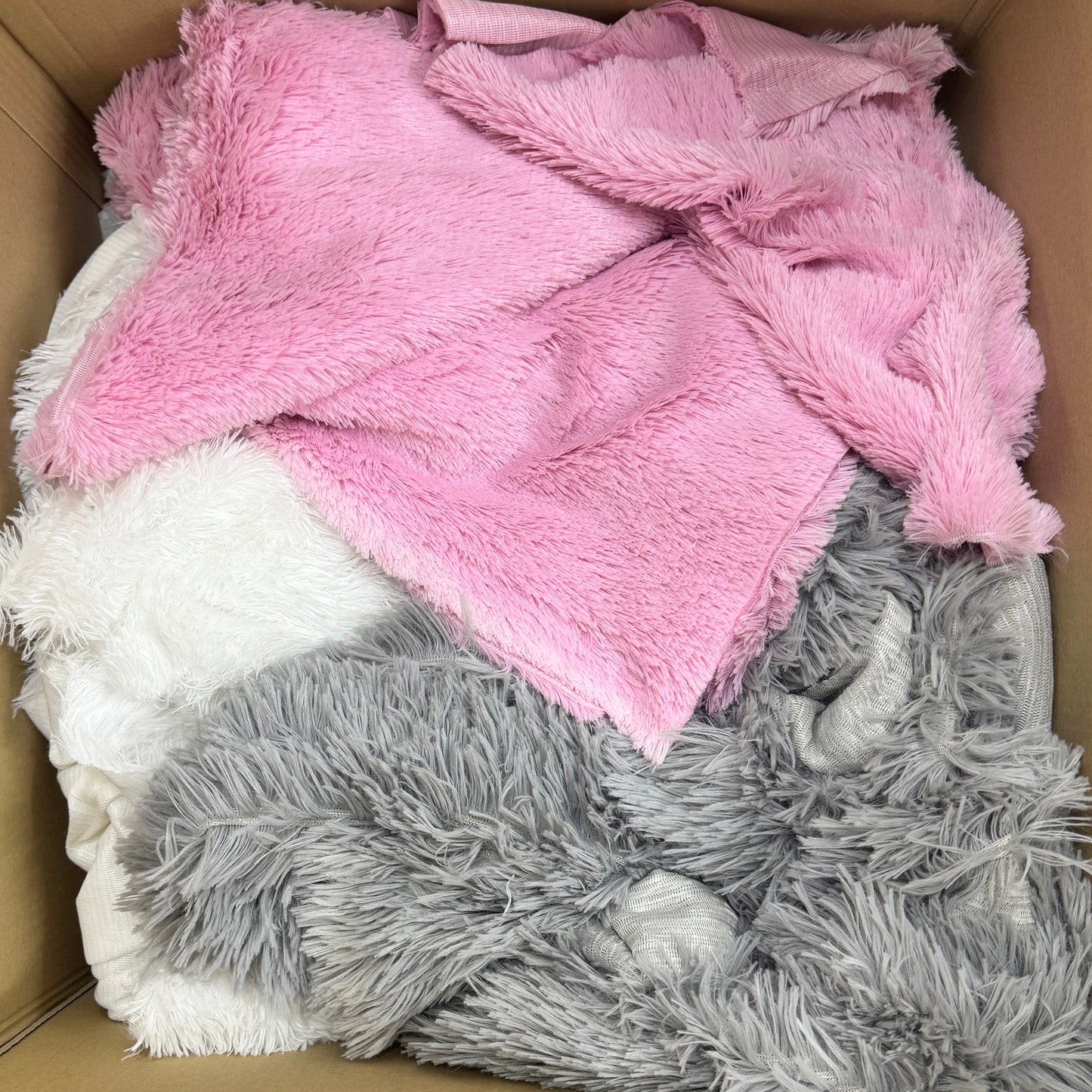 OUTLET wykroje z tkaniny Shaggy ecru, biały, brąz, czarny, róż, szary + sznurek bawełniany cały karton 9 kg