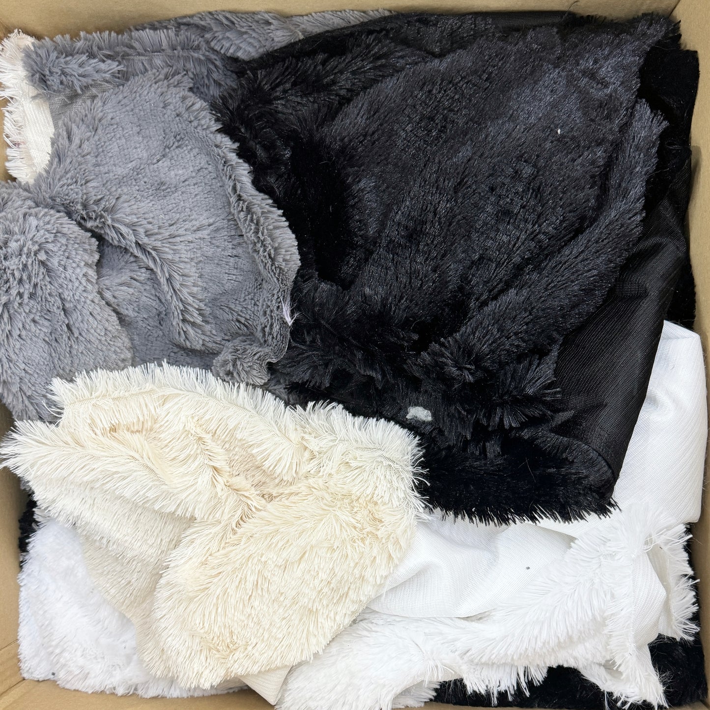 OUTLET wykroje z tkaniny Shaggy ecru, biały, brąz, czarny, róż, szary + sznurek bawełniany cały karton 9 kg