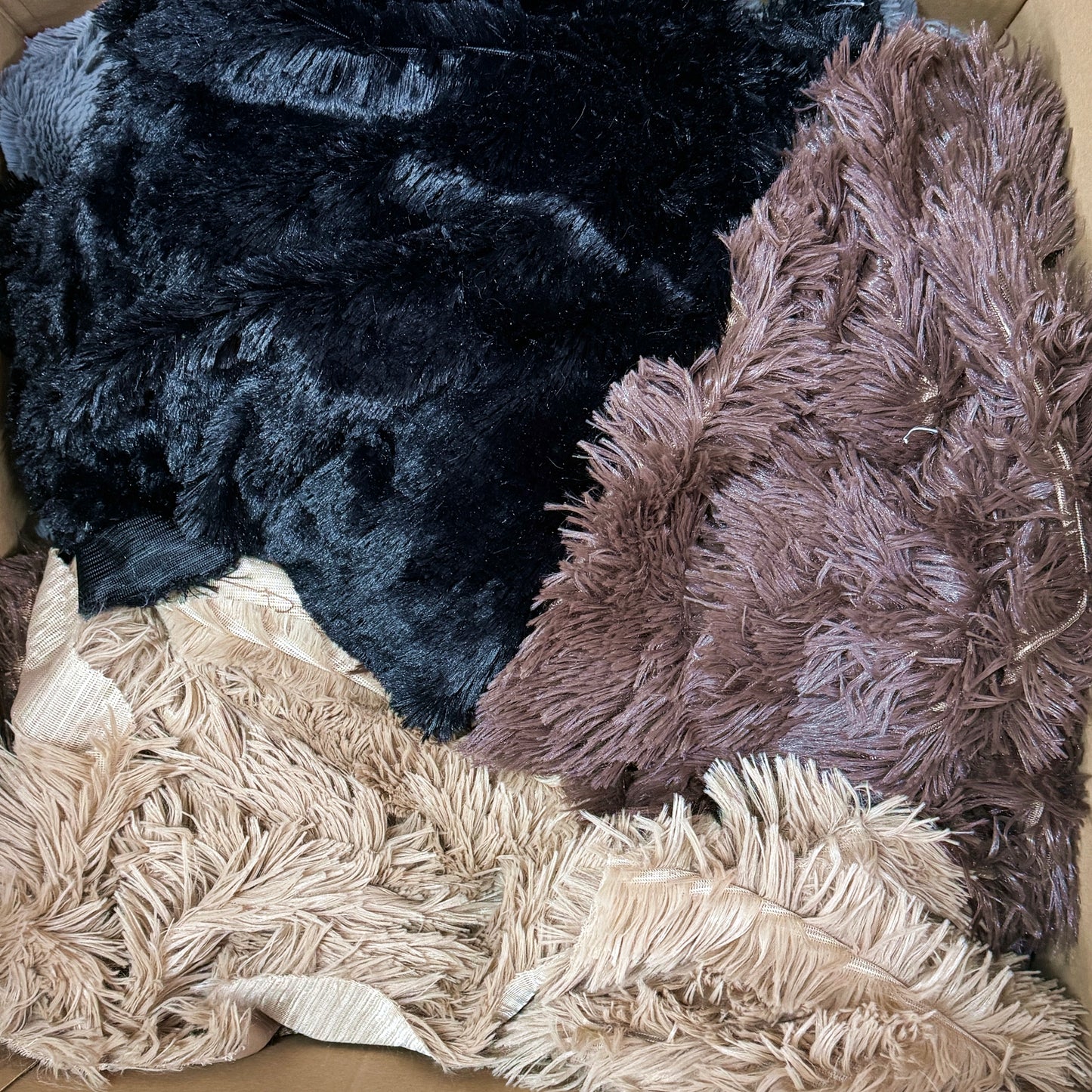 OUTLET wykroje z tkaniny Shaggy ecru, biały, brąz, czarny, róż, szary + sznurek bawełniany cały karton 9 kg
