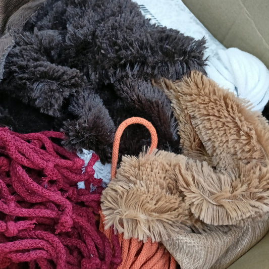 OUTLET wykroje z tkaniny Shaggy ecru, biały, brąz, czarny, róż, szary + sznurek bawełniany cały karton 9 kg