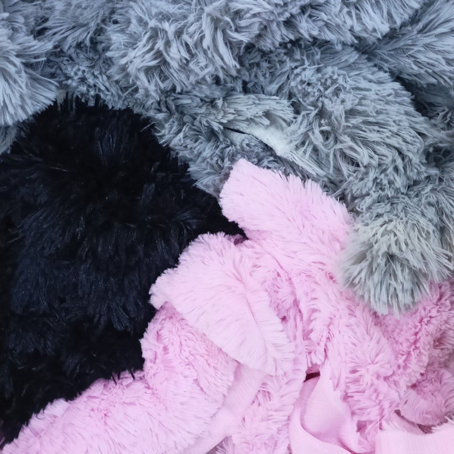 OUTLET wykroje z tkaniny Shaggy ecru, biały, brąz, czarny, róż, szary + sznurek bawełniany cały karton 9 kg