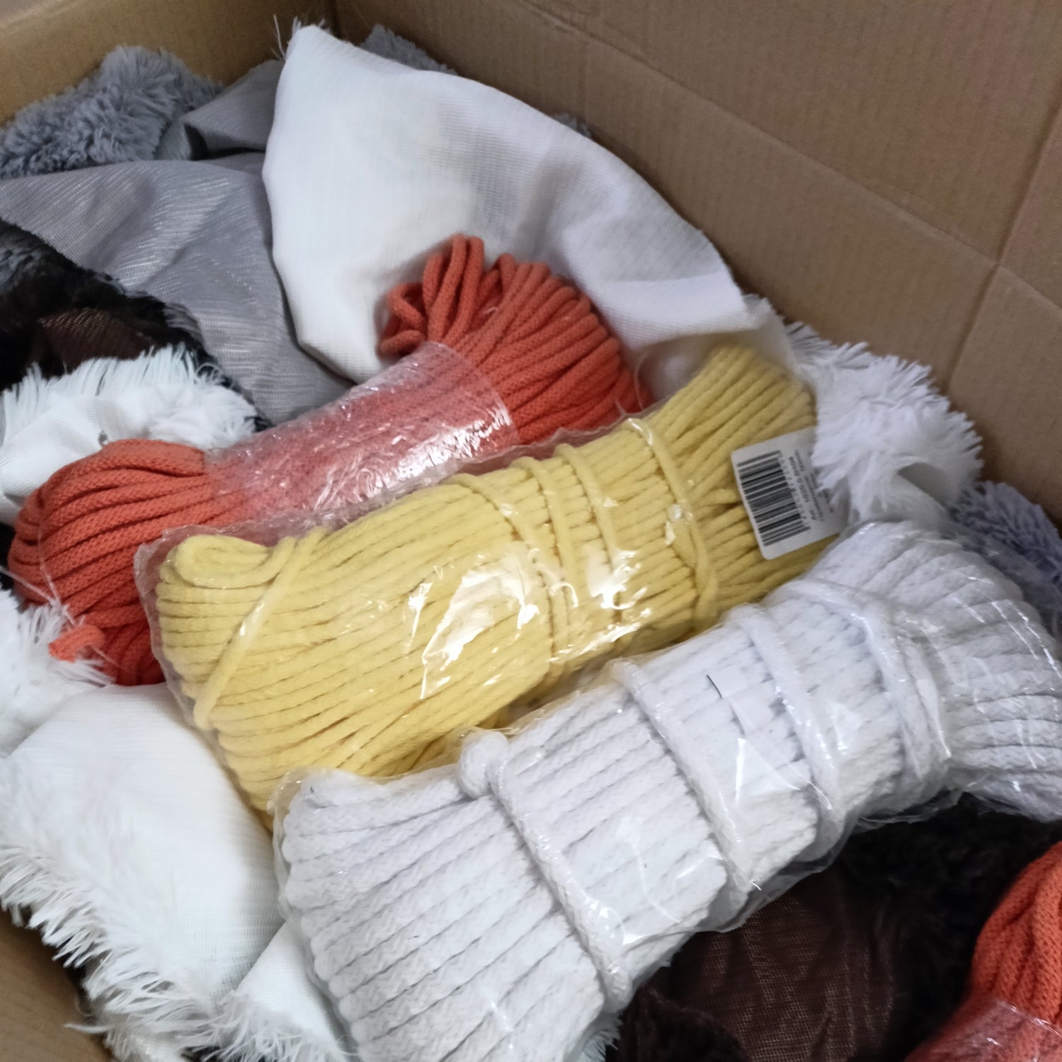 OUTLET wykroje z tkaniny Shaggy ecru, biały, brąz, czarny, róż, szary + sznurek bawełniany cały karton 9 kg